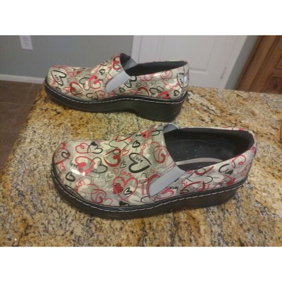 Women's Klogs LOVE Hearts Patent Leather 8M Nurse work CUTE AND COMFY clogs shoe - Picture 4 of 12